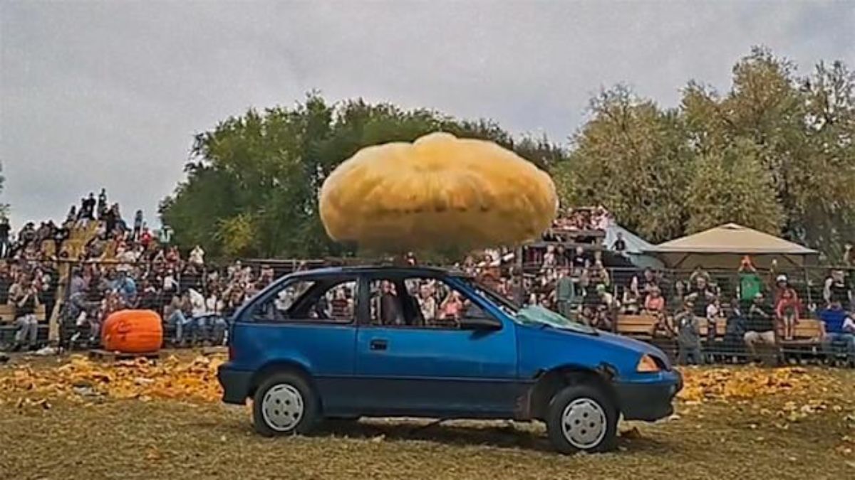 You are currently viewing Utah Man Drops 1,917-Pound Pumpkin Onto His Geo Metro in Jaw-Dropping Stunt