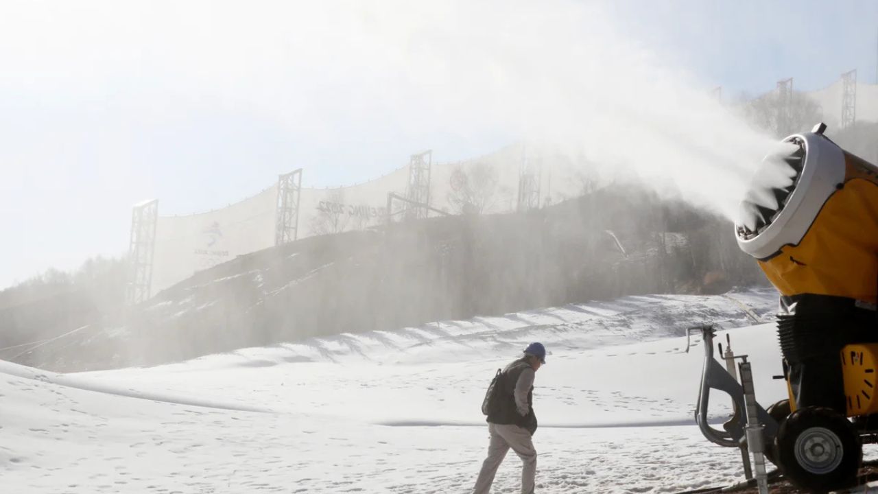 As Utah remains dry, ski resorts depend heavily on snowmaking machines