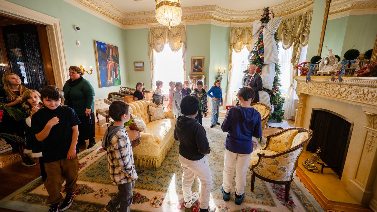 Children Bring Holiday Magic to the Governor’s Mansion in Heartwarming Visit